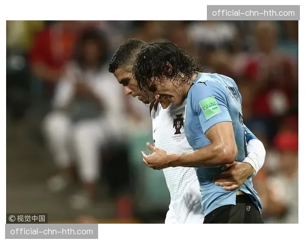 暖心一幕：对手球员受伤，双方队医同时入场施救